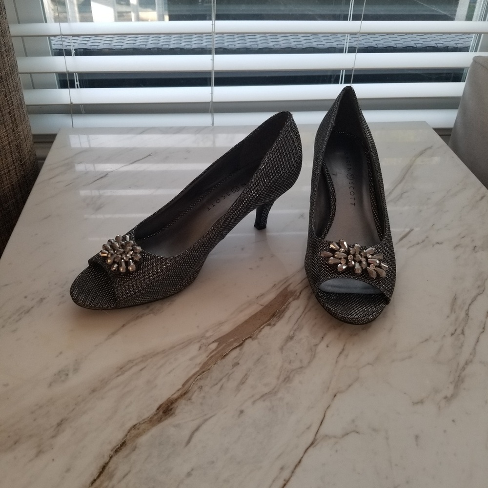 Pumps - Picture 2 of 3